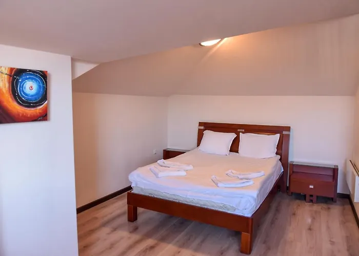 Royal Family Aparthotel 3*