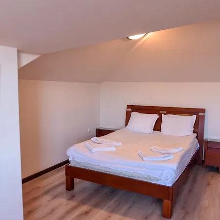 Royal Family Aparthotel 3*